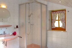 Bad mit Badewanne, Dusche und WC