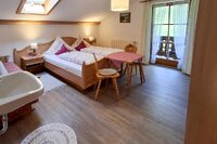 Eines der beiden Schlafzimmer mit Ausgang zum Balkon