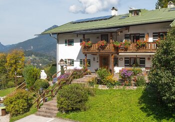 Blick auf das Haupthaus und den Balkon der Ferienwohnung Untersberg im 1. Stock