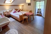 Eines der beiden Schlafzimmer mit Ausgang zum Balkon